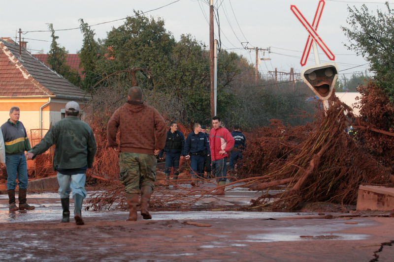 Illustration for article titled Revisiting the Small Village That Was Completely Devastated By Toxic Red Sludge